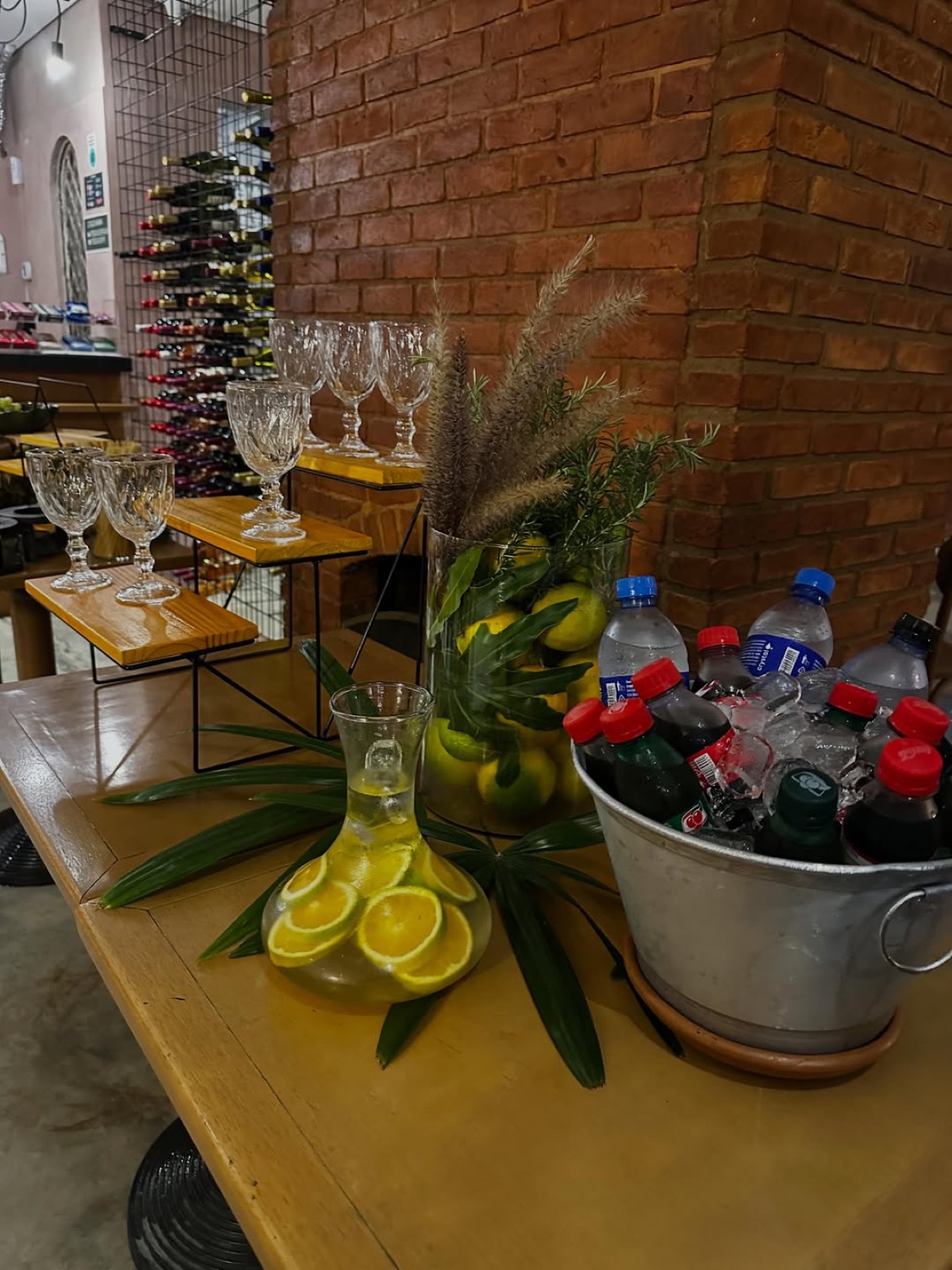 Bebidas e taças preparadas para o evento